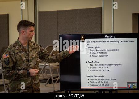 Le major de l'armée Matthew Szarzynski, 419e officier contractant de la brigade de soutien contractuel, tient un mémoire de pratique à fort Bragg, en Caroline du Nord, le 24 juin 2021. Le mémoire complet a été remis au général de division de la Force aérienne Cameron Holt, Secrétaire adjoint à la passation des marchés, Bureau du Secrétaire adjoint de la Force aérienne pour l'acquisition, la technologie et la logistique, sur les différents contrats offerts pour l'exercice. Banque D'Images