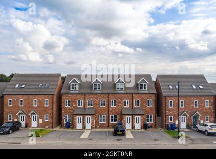 DONCASTER, ROYAUME-UNI - 10 SEPTEMBRE 2021. Une rangée de maisons génériques, de construction nouvelle avec trois étages sur une grande propriété moderne. Banque D'Images