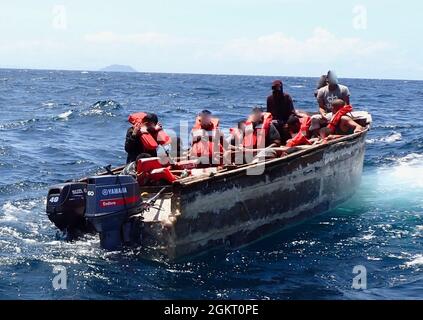 Un voyage illégal est interdicté par le Cutter de la Garde côtière Joseph Tezanos près de l'île Desecheo, Porto Rico le 24 juin 2021. L'équipage du Cutter Joseph Tezanos a rapatrié 38 migrants de cette affaire en République dominicaine le 25 juin 2021. L'interdiction est le résultat des efforts en cours déployés par les organismes partenaires du Groupe d'interagences frontalières des Caraïbes (CBIG) à Porto Rico pour lutter contre la contrebande illégale de migrants. Banque D'Images