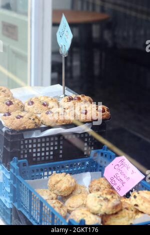 Délicieux rascals et scones dans la fenêtre d'un café à Louth, Lincolnshire Banque D'Images