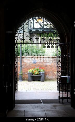 Vue à travers la porte ornée de l'église Saint-Jacques à Louth jusqu'aux jardinières à l'extérieur. Louth, Lincolnshire Banque D'Images