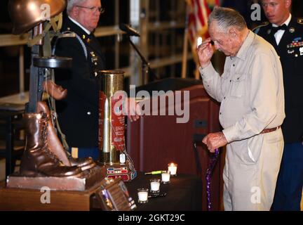 M. Dan McBride, ancien combattant de la Seconde Guerre mondiale et membre de la Rakkasan Association, salue lors d’un dîner commémoratif au Wilma Rudolph Event Centre de Clarksville, Tennessee, lors d’une réunion d’une semaine sur fort Campbell le 24 juin 2021. La réunion réunit plus de 200 anciens combattants Rakkasan de la guerre de Corée, du Vietnam et de Desert Storm avec des événements organisés par le Chapitre Hamburger Hill. Banque D'Images