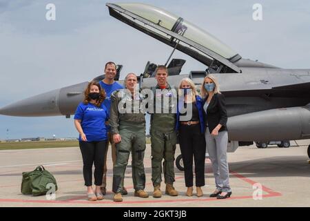 Le lieutenant-colonel Mark Noble de la Garde nationale aérienne des États-Unis, 114e inspecteur général de la escadre de chasse, et Noah Lamfers, participant à Make-a-Wish, posent pour une photo de groupe avec des travailleurs à Make-A-Wish à Joe Foss Field, Dakota du Sud, le 24 juin 2021. Make-A-Wish South Dakota & Montana coordonné avec la 114e aile Fighter pour rendre le souhait des Lamfers de monter dans un F-16 plus vrai. Banque D'Images