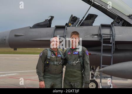 Le lieutenant-colonel Mark Noble de la Garde nationale aérienne des États-Unis, 114e inspecteur général de la escadre de chasse, et Noah Lamfers, participant à Make-a-Wish, posent pour une photo avant de grimper à l'intérieur du F-16 à Joe Foss Field, Dakota du Sud, le 24 juin 2021. Make-A-Wish South Dakota & Montana coordonné avec la 114e aile Fighter pour rendre le souhait des Lamfers de monter dans un F-16 plus vrai. Banque D'Images