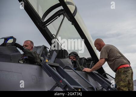 Le lieutenant-colonel Mark Noble de la Garde nationale aérienne des États-Unis, 114e inspecteur général de l'escadre de chasse, et Noah Lamfers, participant à Make-a-Wish, quittent le F-16 à Joe Foss Field, Dakota du Sud, le 24 juin 2021. Make-A-Wish South Dakota & Montana coordonné avec la 114e aile Fighter pour rendre le souhait des Lamfers de monter dans un F-16 plus vrai. Banque D'Images