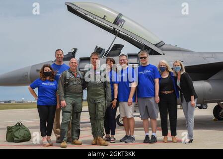 Le lieutenant-colonel Mark Noble de la Garde nationale aérienne des États-Unis, 114e inspecteur général de l'escadre de chasse, et Noah Lamfers, participant à Make-a-Wish, posent pour une photo de groupe avec la famille Lamfers et les travailleurs à Make-A-Wish à Joe Foss Field, Dakota du Sud, le 24 juin 2021. Make-A-Wish South Dakota & Montana coordonné avec la 114e aile Fighter pour rendre le souhait des Lamfers de monter dans un F-16 plus vrai. Banque D'Images