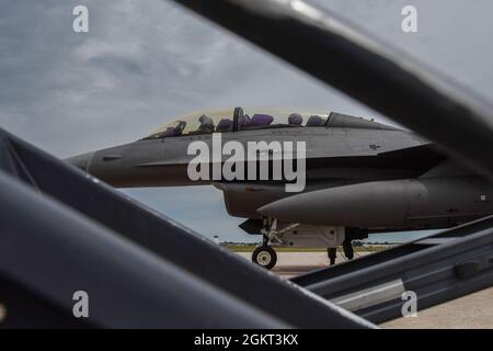 Le lieutenant-colonel Mark Noble de la Garde nationale aérienne des États-Unis, 114e inspecteur général de l'escadre de chasse, et Noah Lamfers, participant à Make-a-Wish, attendent de prendre un taxi à l'intérieur du F-16 à Joe Foss Field, Dakota du Sud, le 24 juin 2021. Make-A-Wish South Dakota & Montana coordonné avec la 114e aile Fighter pour rendre le souhait des Lamfers de monter dans un F-16 plus vrai. Banque D'Images