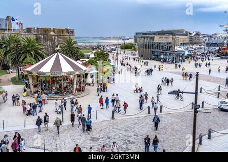 Platz vor dem Stadtor porte St Vincent mit Karussel Manège und Touristeninformation à Saint Malo, Bretagne, Frankreich | place à la porte St vin Banque D'Images