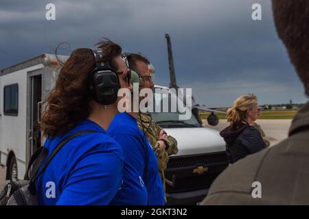 Les membres de la famille Lamfers regardent Noah Lamfers, participant à la campagne et le lieutenant-colonel Mark Noble, inspecteur général de la 114e Escadre Fighter, se préparer à prendre un taxi le 24 juin 2021 à Joe Foss Field, Dakota du Sud. Make-A-Wish South Dakota & Montana coordonné avec la 114e aile Fighter pour rendre le souhait des Lamfers de monter dans un F-16 plus vrai. Banque D'Images