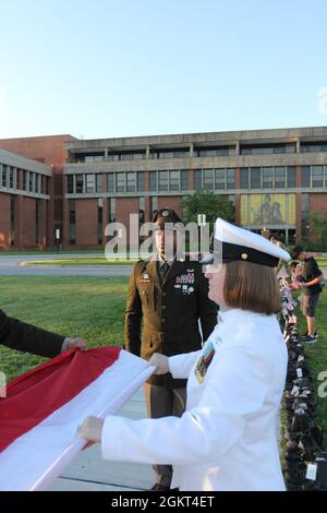 FORT GEORGE G. MEADE, Md. – Sgt. Christopher Smith, de 1re classe, représentant les lauréats du prix Audie Murphy du terrain d’essai d’Aberdeen, faisait partie d’un drapeau de service conjoint en hommage aux soldats, marins, aviateurs et Marines tombés sur le terrain du défilé McGlachin lors d’un événement « 2021 hommage aux morts » tenu à la mémoire de l’anniversaire du Sergent Audie Murphy, Juin 25. Banque D'Images