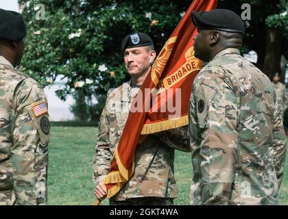 Le colonel Jeremy St. Laurent, commandant, 597e BDE transport, tient les couleurs lors d'une cérémonie de passation de commandement au parc Magnolia, fort Eustis, Virginie, juin 25. Banque D'Images