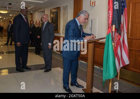 Le Président de l'Afghanistan, Ashraf Ghani, et le Président du Haut Conseil pour la réconciliation nationale, Dr. Abdullah Abdullah Abdullah, signent le livre d'or lors d'un échange bilatéral au Pentagone, Washington, D.C., le 25 juin 2021. Banque D'Images