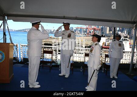 ADM. Arrière du garde-côtes Peter W. Gautier, commandant par intérim, U.S. Coast Guard Pacific Area and Defense Forces West, salue le capitaine Kenneth J. Boda lors de la cérémonie de changement de commandement de la garde côtière Healy (WAGB 20) à bord du cutter amarré à la base Seattle, le 25 juin 2021. Boda a soulagé le Capt Mary Ellen J. Durley en tant que commandant de Healy pendant la cérémonie. Banque D'Images