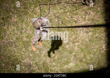 Les soldats affectés à la 25e Division d'infanterie exécutent des opérations de rapel dans le cadre de l'événement culminant du cours de maître de rapel d'une semaine organisé par 25h Inf. Div. Lightning Academy at Area X-Ray, caserne Schofield, Hawaii, 25 juin 2021. Le cours principal de Rappel est un cours d'une semaine comprenant 5 jours de formation active (du lundi au vendredi) et conçu pour fournir aux unités parents un expert en la matière officiers non commissionnés (NCO) et des officiers subalternes dans toute la gamme des fonctions de Maître de Rappel. Les étudiants seront compétents en matière de Rappel Master personnel inspection (RMPI), Banque D'Images