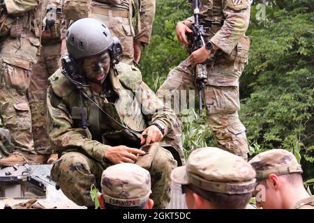 Les soldats américains du 1er Bataillon, 28e Régiment d’infanterie « Lions noirs », 3e Division d’infanterie, donnent un timbre d’unité de 3e Division d’infanterie à un membre du 15e Régiment de déploiement rapide de la Force d’autodéfense terrestre du Japon le 25 juin 2021, dans la zone d’entraînement d’Aibano, au Japon, Pendant la formation bilatérale dans le cadre de l'exercice Orient Shield 21-2. L'exercice Orient Shield marque un engagement continu des États-Unis et du Japon à travailler en tant que partenaires dévoués à l'appui de l'alliance de sécurité Japon-États-Unis et à la paix et à la stabilité dans la région Indo-Pacifique. Banque D'Images