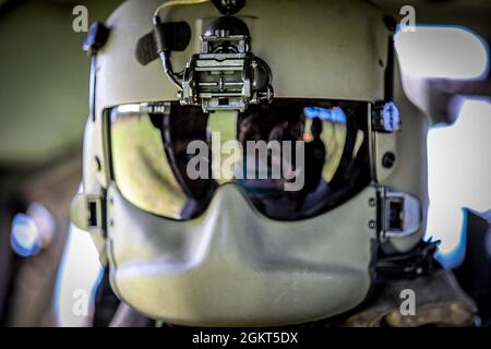 Les soldats affectés à la 25e Division d'infanterie exécutent des opérations de rapel dans le cadre de l'événement culminant du cours de maître de rapel d'une semaine organisé par 25h Inf. Div. Lightning Academy at Area X-Ray, caserne Schofield, Hawaii, 25 juin 2021. Le cours principal de Rappel est un cours d'une semaine comprenant 5 jours de formation active (du lundi au vendredi) et conçu pour fournir aux unités parents un expert en la matière officiers non commissionnés (NCO) et des officiers subalternes dans toute la gamme des fonctions de Maître de Rappel. Les étudiants seront compétents dans l'inspection du personnel de référence de Rappel (RMPI), Banque D'Images