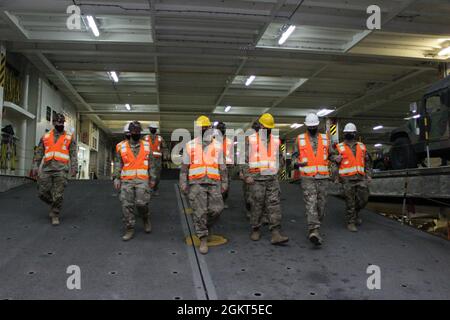 Bang. Le général Michael Adame, commandant adjoint de la Force opérationnelle Spartan Sumaintient et le nouveau commandant adjoint entrant, Brig. Le général Joseph Raele, visite du navire Liberty passion, pendant les opérations du navire au port de Shuaiba, au Koweït, le 25 juin 2021. Le lieutenant-colonel Dion Haverspaille, commandant du 1185e Bataillon de soutien à la distribution des déploiements, fait une visite personnelle en illustrant les capacités des opérations portuaires. Photos de l'armée américaine par le sergent d'état-major. David Simon) Banque D'Images