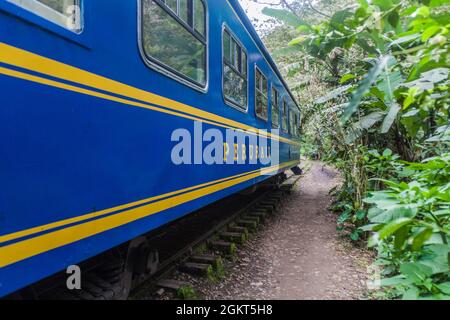 VALLÉE D'URUBAMBA, PÉROU - 17 MAI 2015 : Pérou train ferroviaire en route à travers la vallée de la rivière Urubamba. Prenez le train en direction d'Aguas Calientes près de Machu Picchu r Banque D'Images