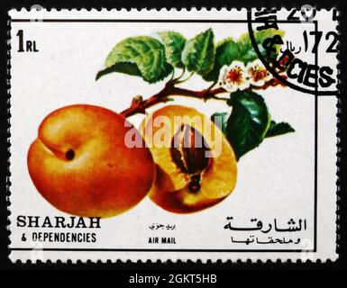 SHARJAH - VERS 1972: Un timbre imprimé dans les Émirats Arabes Unis de Sharjah montre Peach, fruit, vers 1972 Banque D'Images