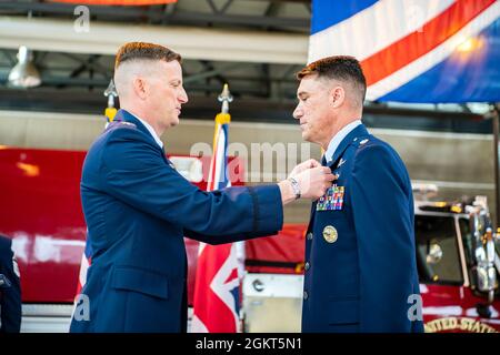 Le colonel Richard Martin de la Force aérienne des États-Unis, à gauche, commandant du 423e groupe de la base aérienne, remet une médaille du service méritoire au lieutenant-colonel Brian Beauter, commandant sortant du 423e Escadron des communications, lors d'une cérémonie de passation de commandement à la RAF Alconbury, en Angleterre, le 25 juin 2021. Au cours de la cérémonie, Beauter a abandonné le commandement du 423e CS au Maj. Erica Balfour. Banque D'Images