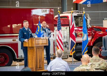 Le colonel de la US Air Force, Richard Martin, à gauche, le 423e commandant du Groupe de la base aérienne, prend la parole lors d'une cérémonie de changement de commandement à la RAF Alconbury, en Angleterre, le 25 juin 2021. Au cours de la cérémonie, le lieutenant-colonel Brian Beauter a cédé le commandement du 423e CS au Maj. Erica Balfour. Banque D'Images