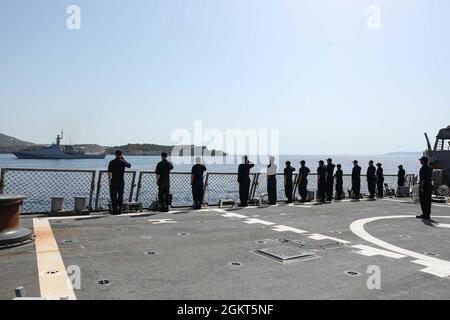 BAIE DE SOUDA (Grèce) (25 juin 2021) des marins affectés au destroyer à missiles guidés de classe Arleigh Burke USS Ross (DDG 71) rendent hommage au navire de patrouille offshore de classe fluviale britannique HMS Trent (P224) alors que Ross quitte le port de la baie de Souda, Grèce, le 25 juin 2021. Ross, déployé vers l'avant à Rota, en Espagne, est en patrouille dans la zone d'opérations de la Sixième flotte des États-Unis pour soutenir les alliés et les partenaires régionaux et les intérêts de sécurité nationale des États-Unis en Europe et en Afrique. Banque D'Images