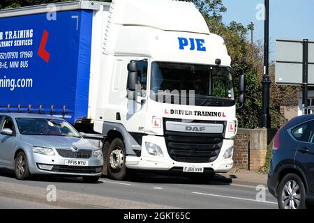 Hereford, Herefordshire, Royaume-Uni - mercredi 15 septembre 2021 - formation des conducteurs de HGV au Royaume-Uni en cours alors qu'un véhicule lourd traverse la circulation très fréquentée sur l'A49 en passant par Hereford. Le Royaume-Uni aurait une pénurie de 100,000 conducteurs de VHG - le gouvernement a assoupli certaines règles de formation des conducteurs plus tôt cette semaine. Photo Steven May / Alamy Live News Banque D'Images