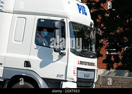 Hereford, Herefordshire, Royaume-Uni - mercredi 15 septembre 2021 - formation des conducteurs de HGV au Royaume-Uni en cours alors qu'un véhicule lourd traverse la circulation très fréquentée sur l'A49 en passant par Hereford. Le Royaume-Uni aurait une pénurie de 100,000 conducteurs de VHG - le gouvernement a assoupli certaines règles de formation des conducteurs plus tôt cette semaine. Photo Steven May / Alamy Live News Banque D'Images