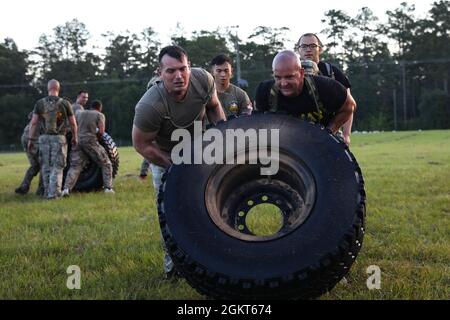 Des soldats du 6e Escadron, du 8e Régiment de cavalerie, de la 2e équipe de combat de la Brigade blindée, de la 3e Division d'infanterie, à fort Stewart, en Géorgie, travaillent en équipe pour terminer la partie à retournement de pneus du Concours de conditionnement physique Iron Spartan à fort Stewart, en Géorgie. Le concours complet et chronométré visait à construire une équipe au sein d’une équipe dans des formations d’entreprise, à démontrer les capacités physiques d’une équipe de combat de brigade blindée et à démontrer que « People First » signifie vraiment préparer les soldats à se battre, à gagner et à rentrer des guerres de la nation par un entraînement dur et réaliste. Banque D'Images