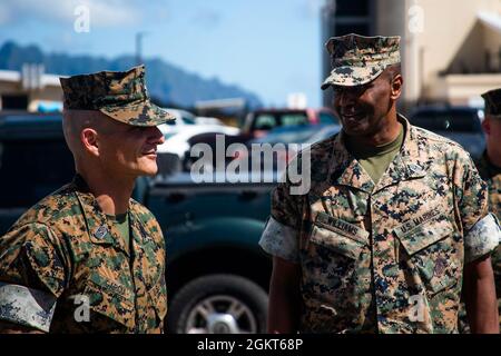 Sergent du corps des Marines des États-Unis Le Maj Sael Garcia, à gauche, sergent-major du groupe d'avions marins 24, parle avec le Sgt. Le Maj. Lester Williams, à droite, sergent-major de la base des corps maritimes d’Hawaï, pendant la visite du commandant des installations des corps maritimes à la station aérienne de Kaneohe Bay, MCBH, le 25 juin 2021. En tant que plate-forme hôte de l’élément aérien de la Force opérationnelle Marine Air-sol, la baie MCAS Kaneohe fournit l’environnement nécessaire pour permettre à l’aéronef de se déployer à un moment donné. Banque D'Images