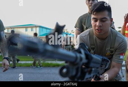 SPC. Danny Castillo, un scout de cavalerie affecté au 6e Escadron, 8e Régiment de cavalerie, 2e équipe de combat de la Brigade blindée, 3e Division d'infanterie, se prépare à démonter une mitrailleuse M240B lors de l'événement Iron Spartan à fort Stewart, en Géorgie, le 25 juin 2021. Le concours complet et chronométré visait à construire une équipe au sein d’une équipe dans des formations d’entreprise, à démontrer les capacités physiques d’une équipe de combat de brigade blindée et à démontrer que « People First » signifie vraiment préparer les soldats à se battre, à gagner et à rentrer des guerres de la nation par un entraînement dur et réaliste. Banque D'Images