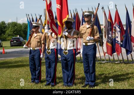 CPL Marines des États-Unis Stephen Mara, à gauche, Sgt. Albert Gaston, centre gauche, Sgt. Curtis Moye, centre droit, et Lance Cpl. Gavin Stout, à droite, prend leurs positions comme garde de couleur pour la cérémonie de changement de commandement de Recruiting Station Frederick le 25 juin 2021. La cérémonie représente le passage du leadership du Maj. Evan Fairfield au Maj. Daniel Chamberlin. Banque D'Images