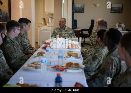 Brig, le meilleur défenseur de la U.S. Air Force. Le général Roy Collins pose des questions lors d'un déjeuner avec les défenseurs des 60e et 349e Escadre de la mobilité aérienne à la base aérienne de Travis, en juin 25. Banque D'Images