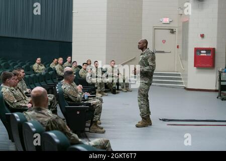 Brig, le meilleur policier de la US Air Force. Le général Roy Collins, directeur des Forces de sécurité, adjoint d'état-major de la logistique, de l'ingénierie et de la protection des forces, s'adresse aux défenseurs des 60e et 349e Escadre de la mobilité aérienne au théâtre de la base aérienne de Travis, le 25 juin. Banque D'Images