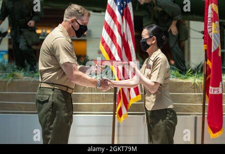 Le colonel Scott Stebbins (retraité) du corps des Marines des États-Unis, directeur de la division information Warfare, Marine corps combat Development Command, décerne au lieutenant-colonel Amanda Coleman la Médaille du service méritoire lors de sa cérémonie de retraite au Musée national du corps des Marines à Quantico, en Virginie, le 25 juin 2021. Coleman, chef de branche de commandement et de contrôle au sol, développement et intégration au combat, prend sa retraite après 20 ans de service fidèle. Banque D'Images