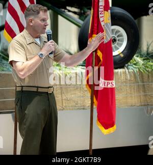 Le colonel Scott Stebbins (ret.) du corps des Marines des États-Unis, directeur de la division information Warfare, Marine corps combat Development Command, s’adresse au public lors de la cérémonie de retraite du lieutenant-colonel Amanda A. Coleman au Musée national du corps des Marines à Quantico, en Virginie, le 25 juin 2021. Coleman, chef de branche de commandement et de contrôle au sol, développement et intégration au combat, prend sa retraite après 20 ans de service fidèle. Banque D'Images