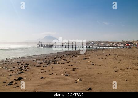 Plage à Huanchaco, Pérou Banque D'Images