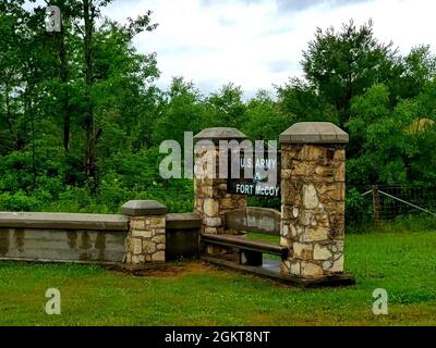 Une section d’entrée construite par l’Administration des travaux en 1941 est présentée à South Post, près de la zone de logement le 26 juin 2021, à fort McCoy, Wisconsin. De 1935 à 1941, l’Administration des travaux en cours a apporté d’importantes contributions aux efforts de défense de la nation. À fort McCoy, l'administration faisait partie de nombreux projets, y compris la construction de cette section d'entrée. Banque D'Images