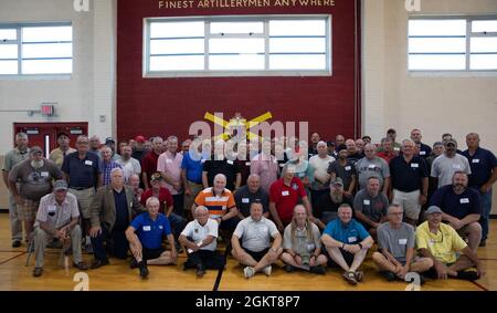 Les vétérans du 1er/623e Bataillon d'artillerie de campagne de la Garde nationale de l'armée du Kentucky se sont réunis à Tompkinsville, Kentucky, le 26 juin 2021. Les anciens combattants se sont réunis pour la réunion de 30 ans de leur déploiement dans la guerre du Golfe en 1991 et la réunion de 15 ans à l'appui de l'opération liberté iraquienne en 2005 et 2006. Banque D'Images