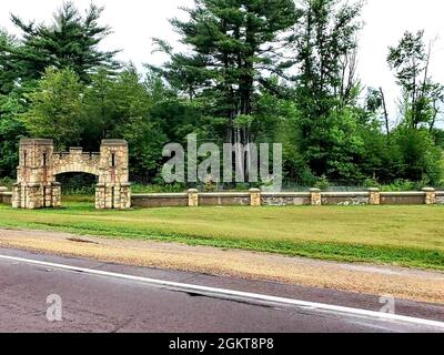 Une section d’entrée construite par l’Administration des travaux en 1941 est présentée à South Post, près de la zone de logement le 26 juin 2021, à fort McCoy, Wisconsin. De 1935 à 1941, l’Administration des travaux en cours a apporté d’importantes contributions aux efforts de défense de la nation. À fort McCoy, l'administration faisait partie de nombreux projets, y compris la construction de cette section d'entrée. Banque D'Images