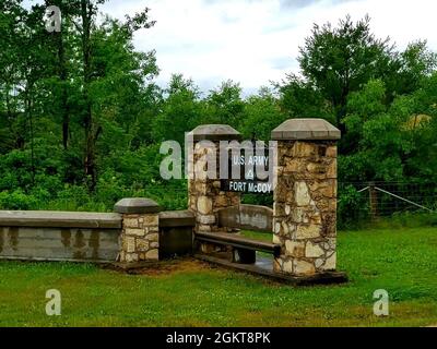 Une section d’entrée construite par l’Administration des travaux en 1941 est présentée à South Post, près de la zone de logement le 26 juin 2021, à fort McCoy, Wisconsin. De 1935 à 1941, l’Administration des travaux en cours a apporté d’importantes contributions aux efforts de défense de la nation. À fort McCoy, l'administration faisait partie de nombreux projets, y compris la construction de cette section d'entrée. Banque D'Images