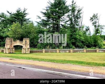 Une section d’entrée construite par l’Administration des travaux en 1941 est présentée à South Post, près de la zone de logement le 26 juin 2021, à fort McCoy, Wisconsin. De 1935 à 1941, l’Administration des travaux en cours a apporté d’importantes contributions aux efforts de défense de la nation. À fort McCoy, l'administration faisait partie de nombreux projets, y compris la construction de cette section d'entrée. Banque D'Images