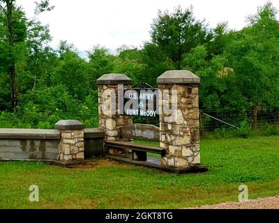 Une section d’entrée construite par l’Administration des travaux en 1941 est présentée à South Post, près de la zone de logement le 26 juin 2021, à fort McCoy, Wisconsin. De 1935 à 1941, l’Administration des travaux en cours a apporté d’importantes contributions aux efforts de défense de la nation. À fort McCoy, l'administration faisait partie de nombreux projets, y compris la construction de cette section d'entrée. Banque D'Images