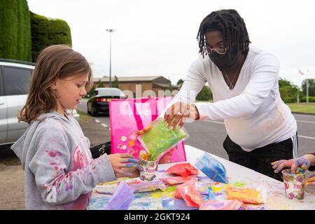 Les membres du 423e groupe de la base aérienne participent à la 501e course de 5K du combat support Wing Pride Day au Royal Air Force Alconbury, en Angleterre, le 26 juin 2021. En l'honneur du mois de la fierté, le groupe Pathfinder diversité & inclusion ainsi que les membres de la 501e communauté CSW ont célébré et honoré les membres du service et les familles au sein de notre communauté DOD. Banque D'Images