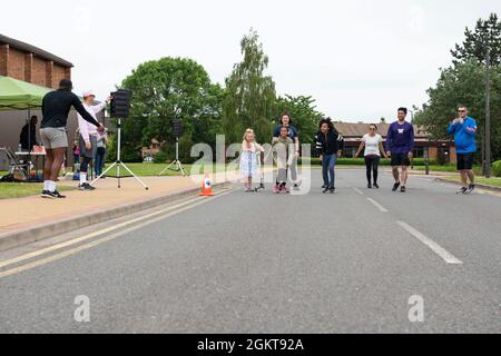 Les membres du 423e groupe de la base aérienne participent à la 501e course de 5K du combat support Wing Pride Day au Royal Air Force Alconbury, en Angleterre, le 26 juin 2021. En l'honneur du mois de la fierté, le groupe Pathfinder diversité & inclusion ainsi que les membres de la 501e communauté CSW ont célébré et honoré les membres du service et les familles au sein de notre communauté DOD. Banque D'Images