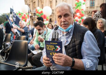 Catanzaro, Italie. 14 septembre 2021. Un supporter de Fratelli d'Italia détient une brochure à Catainnzaro. La dirigeante de Fratelli d'Italia (FDI - Frères d'Italie) Giorgia Meloni a assisté à une réunion du Parti à Piazza Prefettura à Catanzaro, où elle a soutenu le candidat du Centre droit, Roberto Occhiuto (Forza Italia, FI), en tant que gouverneur régional lors des prochaines élections régionales. (Photo de Valeria Ferraro/SOPA Images/Sipa USA) crédit: SIPA USA/Alay Live News Banque D'Images