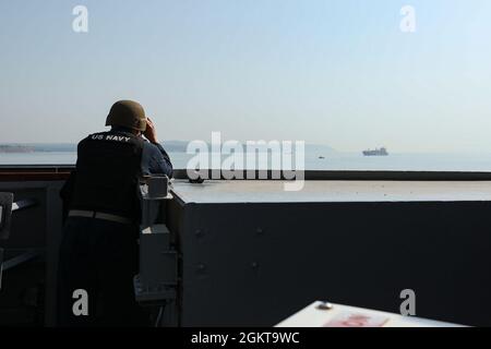 TURQUIE (26 juin 2021) Jason Muldowney, technicien principal en chef Sonar (surface), affecté au destroyer à missiles guidés de la classe Arleigh Burke USS Ross (DDG 71), se tient à l'affût du transport du navire vers la mer Noire, le 26 juin 2021. Ross, déployé vers l'avant à Rota, en Espagne, est en patrouille dans la zone d'opérations de la Sixième flotte des États-Unis pour soutenir les alliés et les partenaires régionaux et les intérêts de sécurité nationale des États-Unis en Europe et en Afrique. Banque D'Images