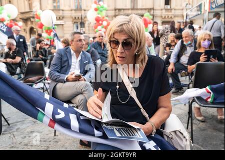 Catanzaro, Italie. 14 septembre 2021. Un supporter de Fratelli d'Italia a vu lire une brochure. La dirigeante de Fratelli d'Italia (FDI - Frères d'Italie) Giorgia Meloni a assisté à une réunion du Parti à Piazza Prefettura à Catanzaro, où elle a soutenu le candidat du Centre droit, Roberto Occhiuto (Forza Italia, FI), en tant que gouverneur régional lors des prochaines élections régionales. Crédit : SOPA Images Limited/Alamy Live News Banque D'Images