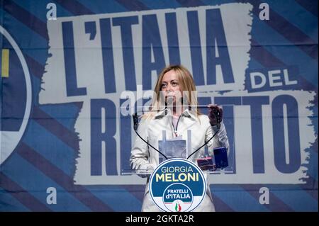 Catanzaro, Italie. 14 septembre 2021. Giorgia Meloni parle lors de la réunion du parti à Catanzaro.le chef de Fratelli d'Italia (FDI - Frères d'Italie) Giorgia Meloni a assisté à une réunion du Parti à Piazza Prefettura à Catanzaro, où elle a soutenu le candidat du Centre-droit, Roberto Occhiuto (Forza Italia, FI), en tant que gouverneur régional dans les prochaines élections régionales. (Photo de Valeria Ferraro/SOPA Images/Sipa USA) crédit: SIPA USA/Alay Live News Banque D'Images