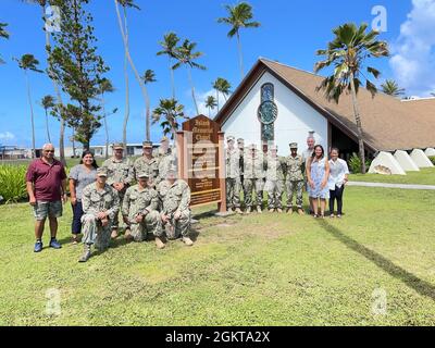 Le personnel de l'historique Island Memorial Chapel et du U.S. Naval Mobile Construction Battalion 4, des îles Marshall de détail, pose pour une photo sans masque devant une nouvelle plaque de chapelle sur l'atoll de Garrison-Kwajalein de l'armée américaine le 26 juin 2021. Les experts en construction du NMCB-4 ont joué un rôle clé dans l'achèvement de l'installation après que le projet ait été retardé par la pandémie. USAG-KA n'a aucun cas actif connu de covid-19. L'application stricte des protocoles de quarantaine permet aux résidents et aux employés de travailler en grande partie sans masque. Banque D'Images